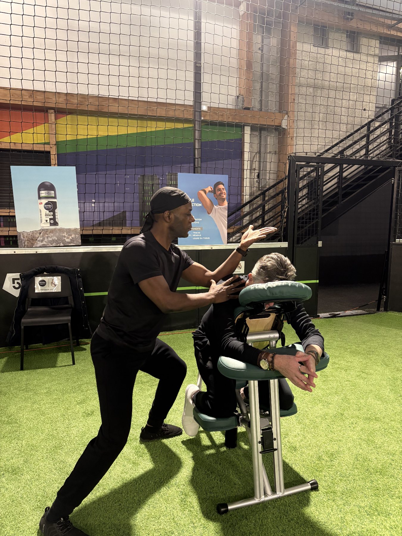 Atelier massage assis sur mesure animé par Maison Wellness lors de la Watch Party NIVEA MEN au Five à Paris