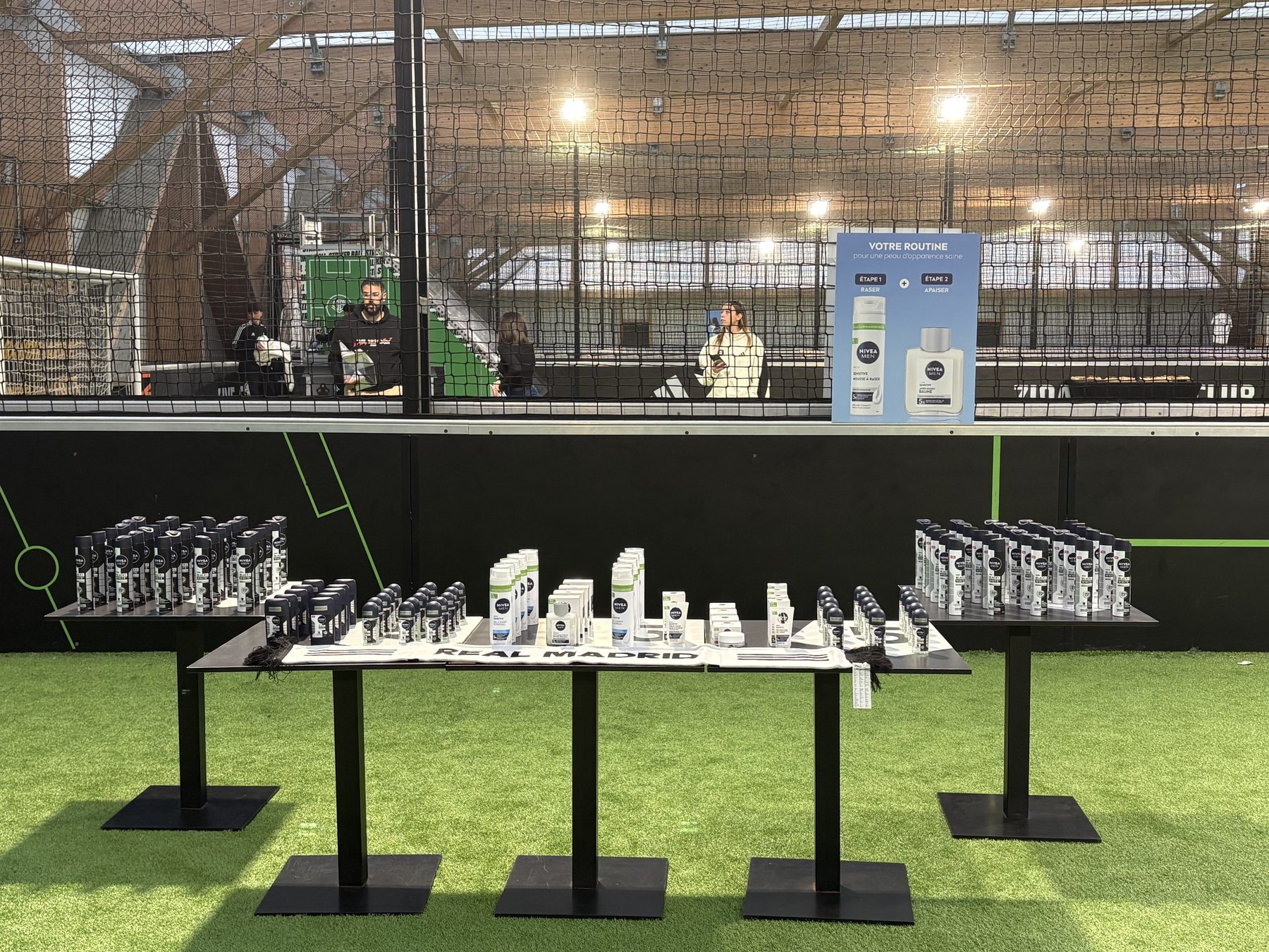 Scénographie et mise en scène de la gamme NIVEA MEN sur le terrain du Five Paris 18e par Maison Wellness