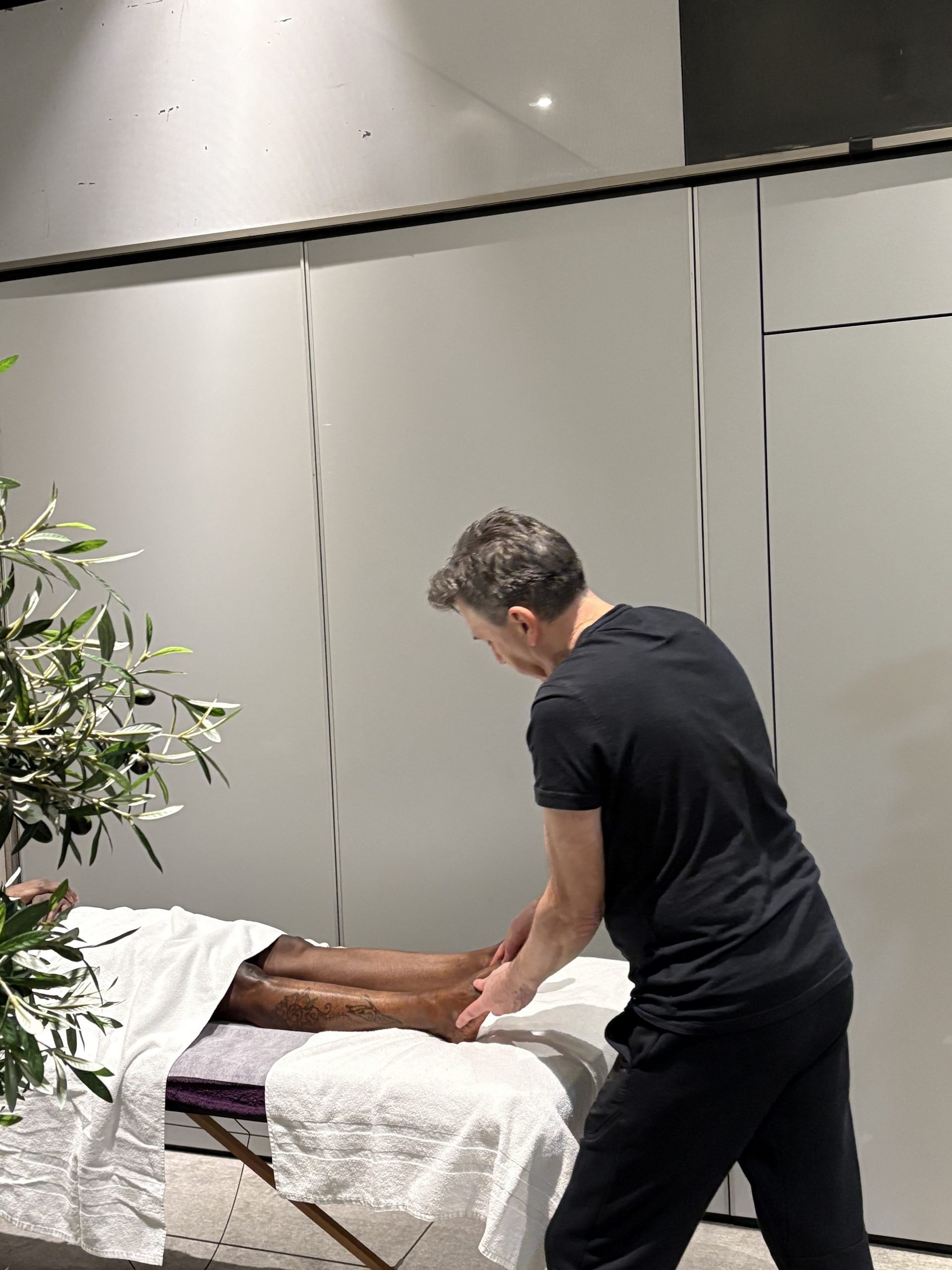 Praticienne Maison Wellness pendant la journée bien-être du personnel hôtelier à Paris 17e